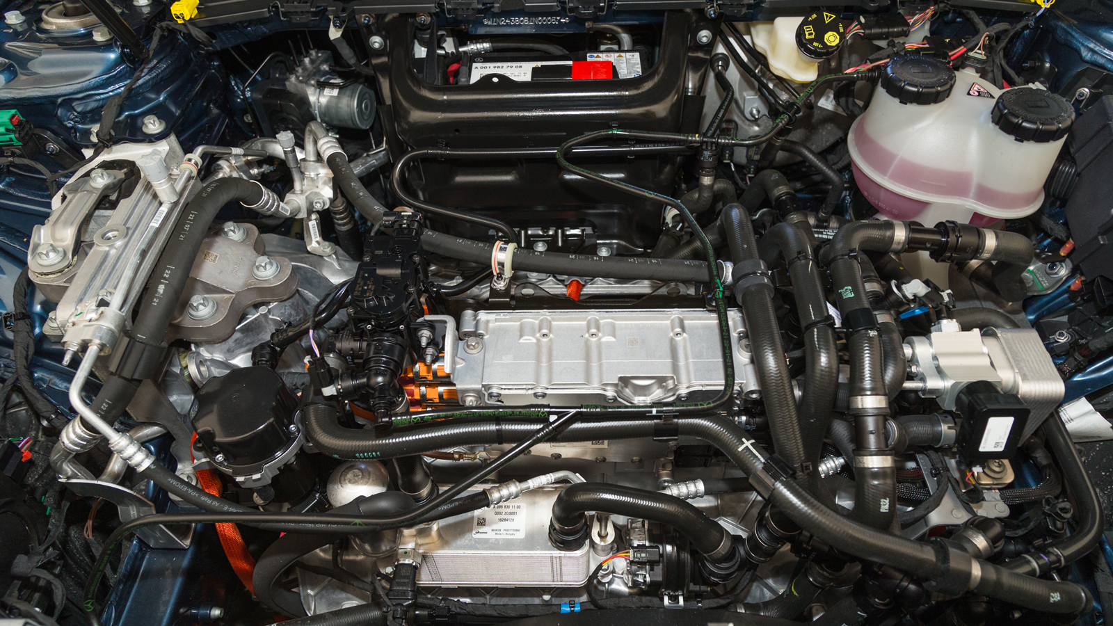 H αυτονομία της EQB 300 4MATIC μπορεί να ξεπεράσει τα 420χλμ σε αστικό περιβάλλον, ενώ θέλει 32 λεπτά για να φτάσει από το 10 στο 80% σε φορτιστή 100k